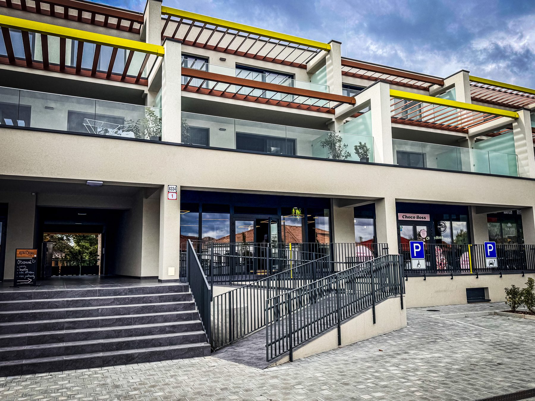 GLEAM Apartments – prízemie budovy s komerčnými priestormi