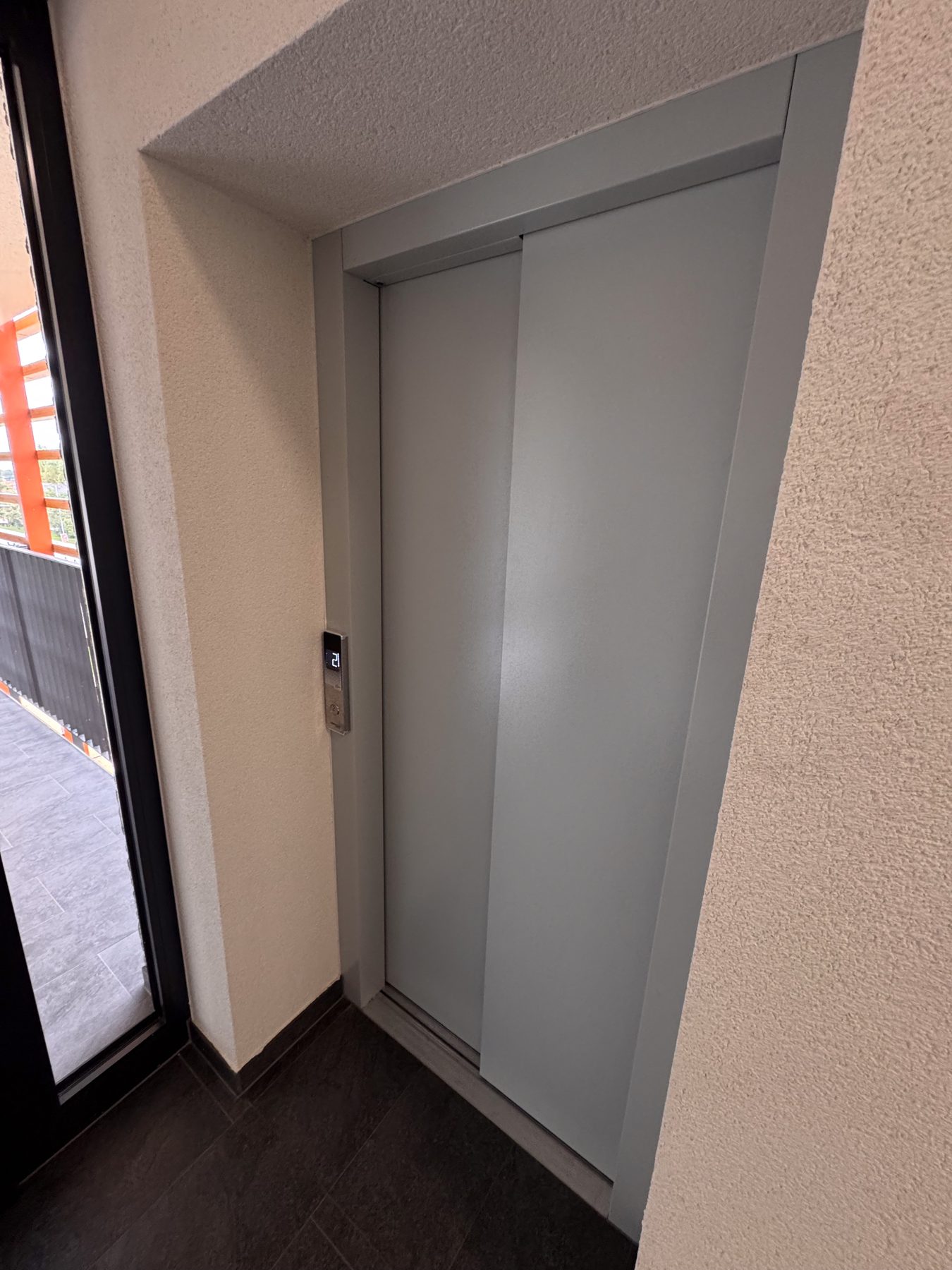 GLEAM Apartments – spoločný priestor s výťahom